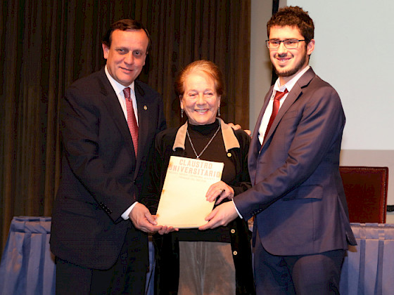 Mónica Echeverría entrega el último discurso de su marido, Fernando Castillo Velasco, rector UC en 1967.