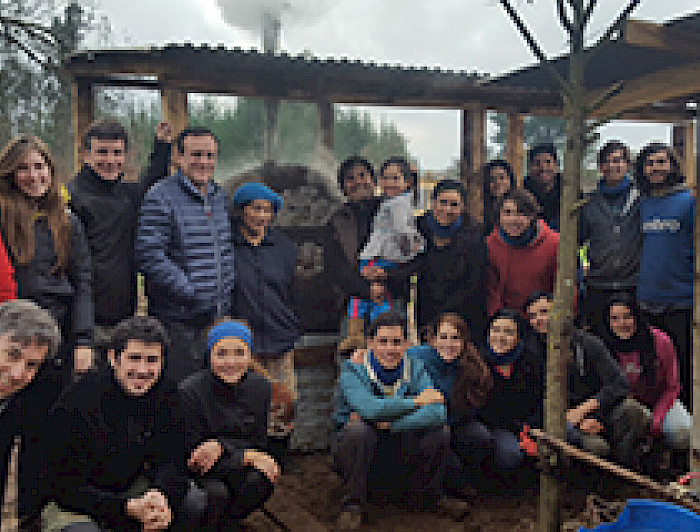 imagen correspondiente a la noticia: "Autoridades universitarias y representantes estudiantiles compartieron con voluntarios en los trabajos de invierno"