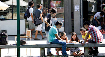 Estudiantes conversando en un patio del Campus San Joaquín.